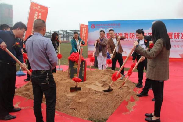 開工儀式現(xiàn)場(chǎng)。 開工儀式現(xiàn)場(chǎng)。